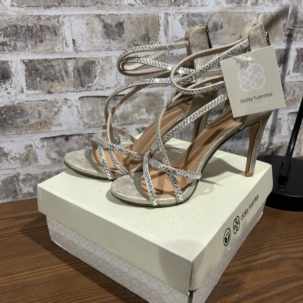 NWT Daisy Fuentes Strappy Heels. Size 9.